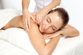 Frau bei einer Massage